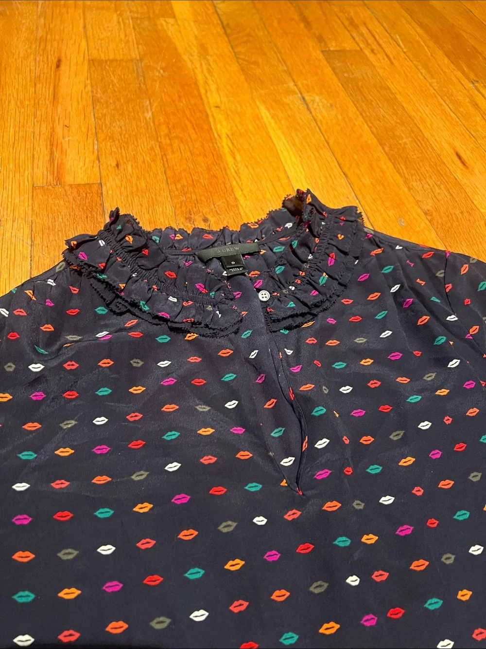 J Crew 100% Silk Ruffle Neck Blouse in Kissy Lips Print, Women’s size 0